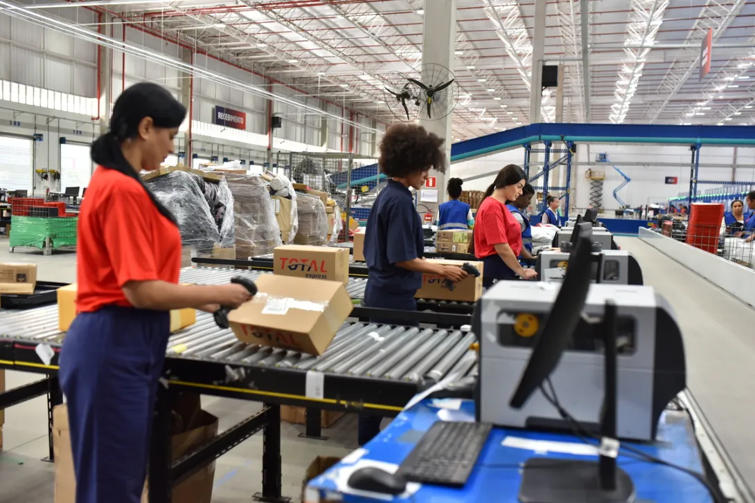 Esteira com malha logística otimizada em empresa