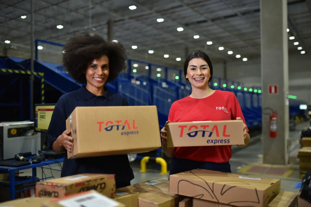 trabalhadores de esteira logistica lidam com mercadoria avariada 