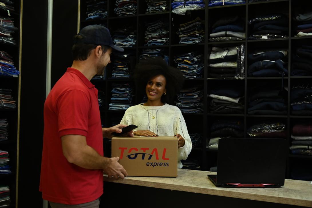 Loja de roupas contrata serviço de logística para pequenas empresas