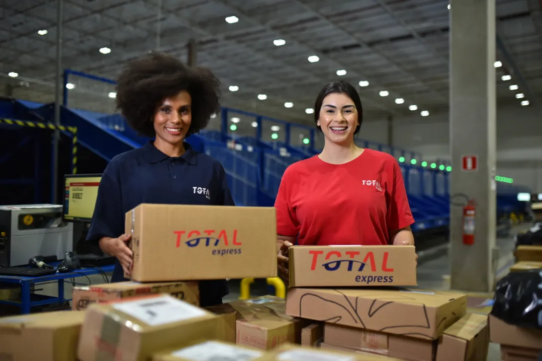 Mulheres preparam encomendas para logística personalizada do cliente