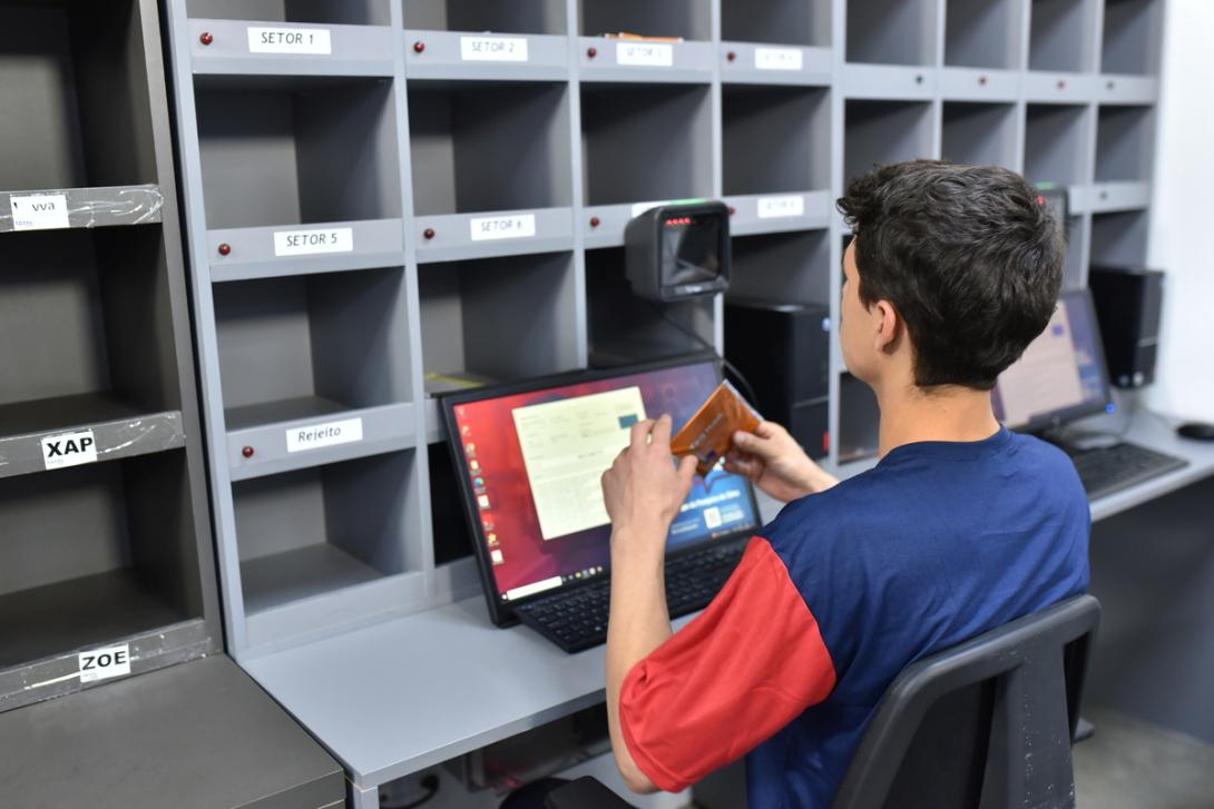 Homem faz o rastreamento de cartões por notebook