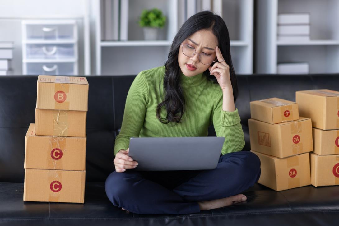 Empreendedora verifica o status de entrega dos pedidos após contratar a Terceirização na logística