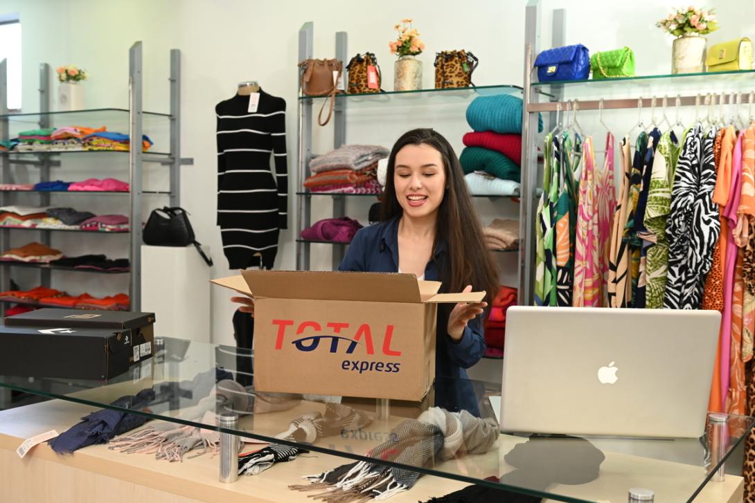 Lojista preenche a declaração de conteúdo eletrônica para enviar a encomenda do cliente