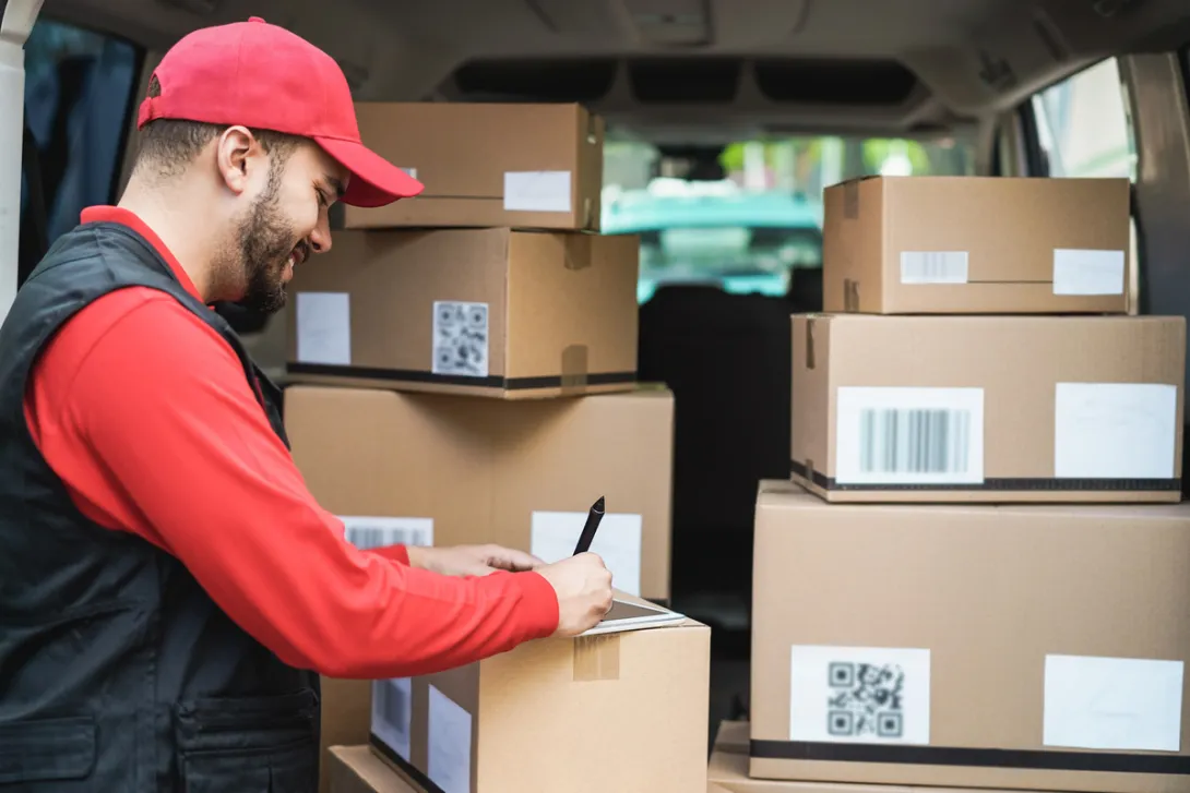 Entregador faz a coleta e entrega de produtos 