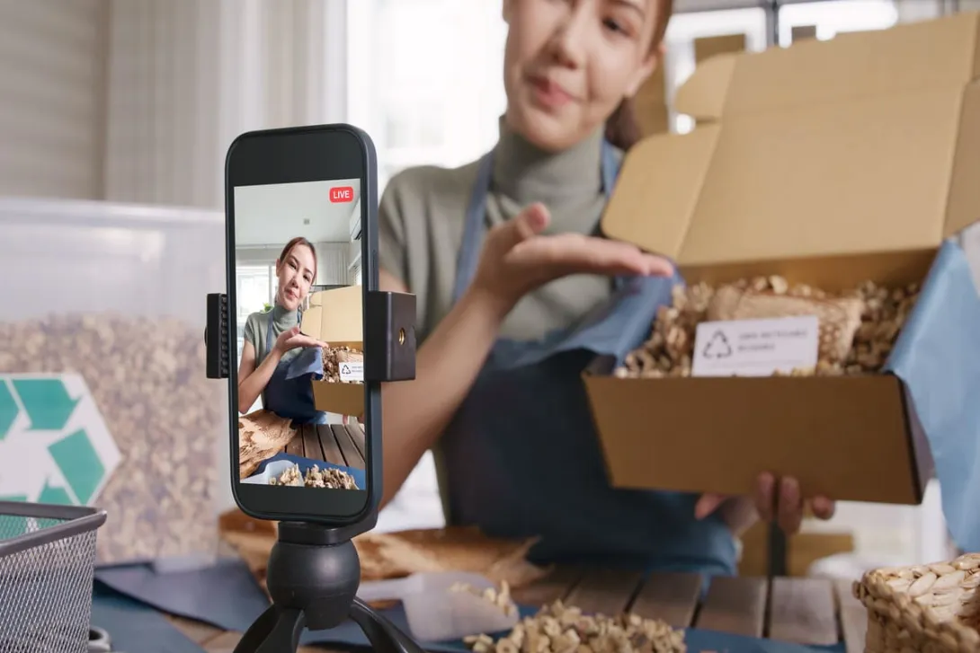 Youtuber ensina técnicas de marketing para pequenas empresas utilizando seu celular para gravar