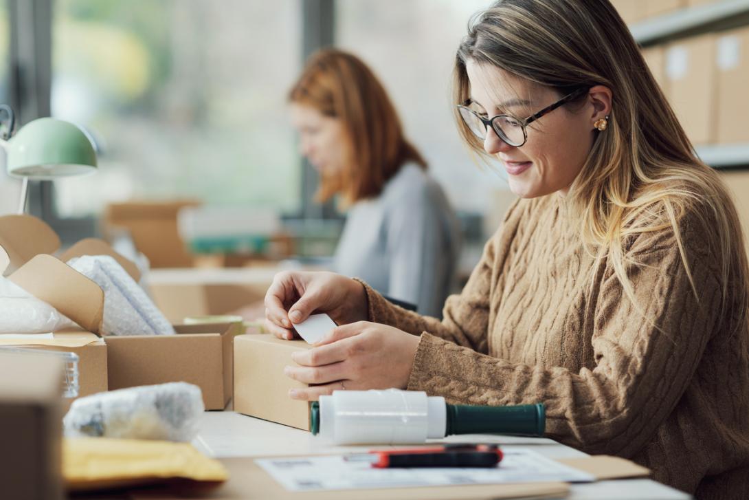 Mulher embala produtos em diferentes tipos de embalagem