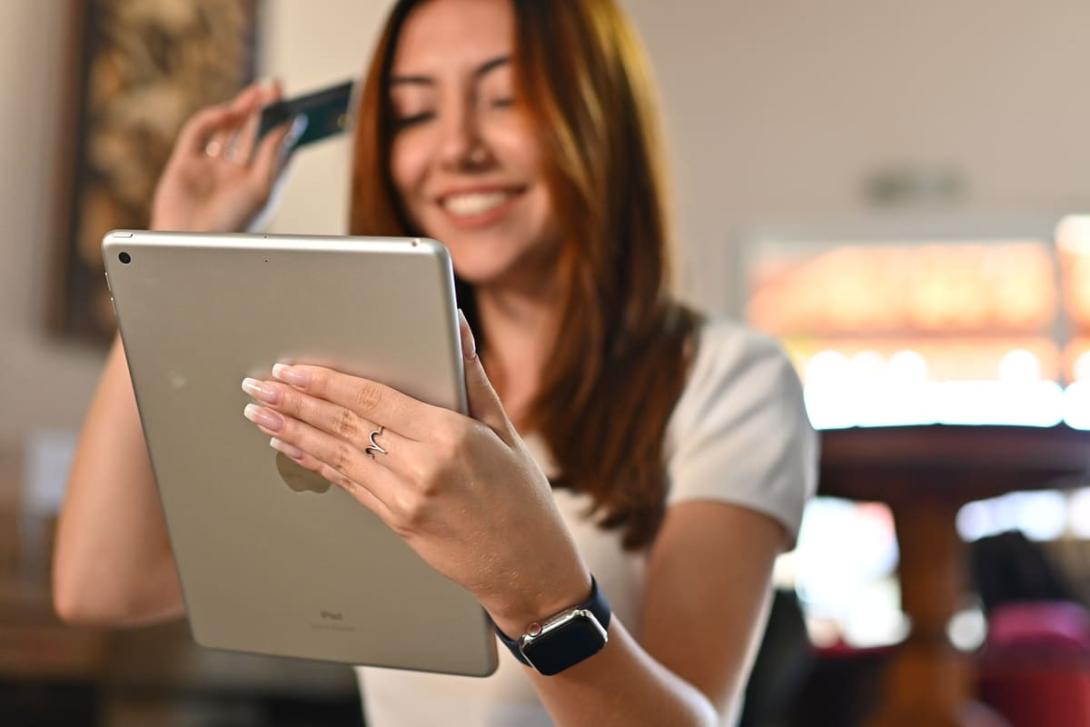 Vendedora utiliza tablet para coordenar estratégias de cross selling nas vendas