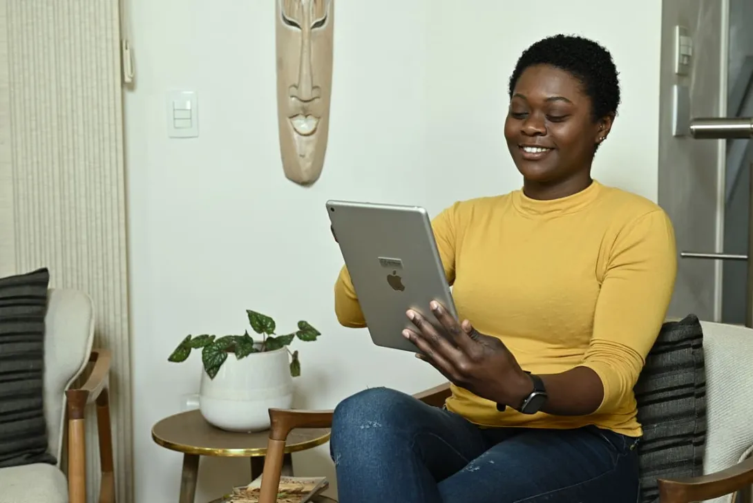 Consumidora navega no iPad, um perfil comum entre os novos tipos de clientes digitais.