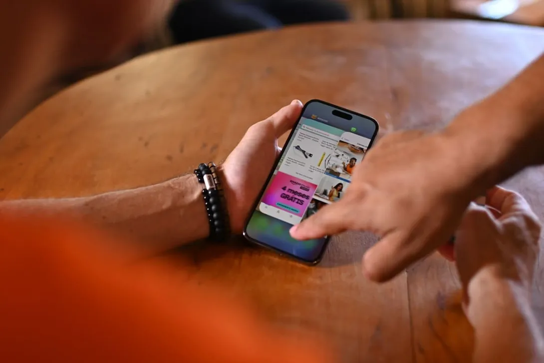 Mão aponta para tela de celular ao planejar a bio do Instagram para lojas.