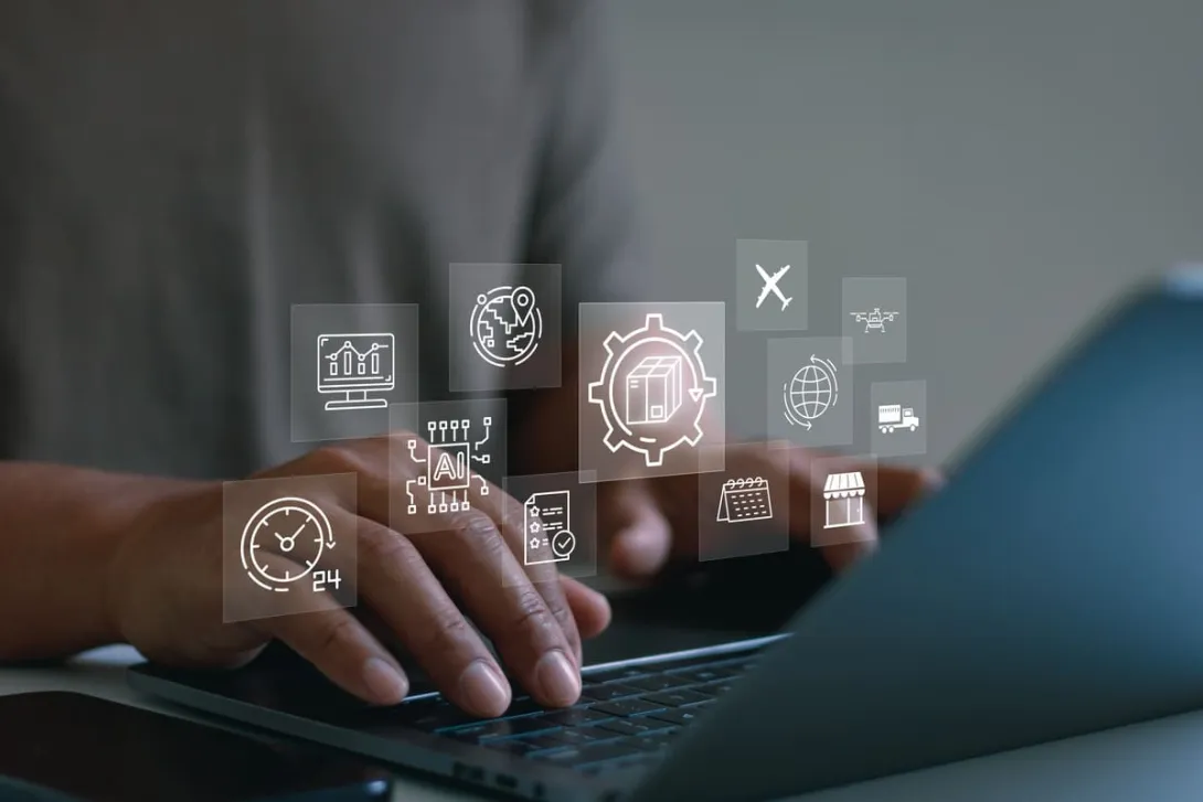 Mãos digitando no notebook com ícones digitais de rastreamento de entrega internacional.