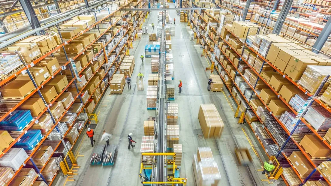 Vista superior de grande centro de distribuição e gestão de estoque LIFO.